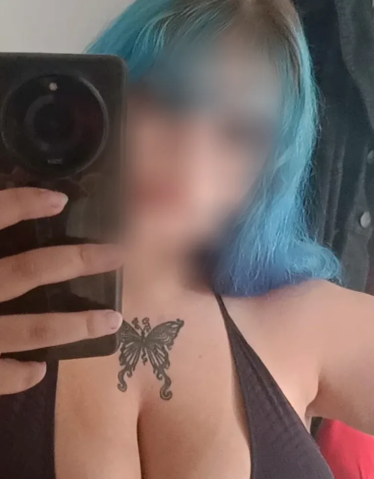 Julia, 22