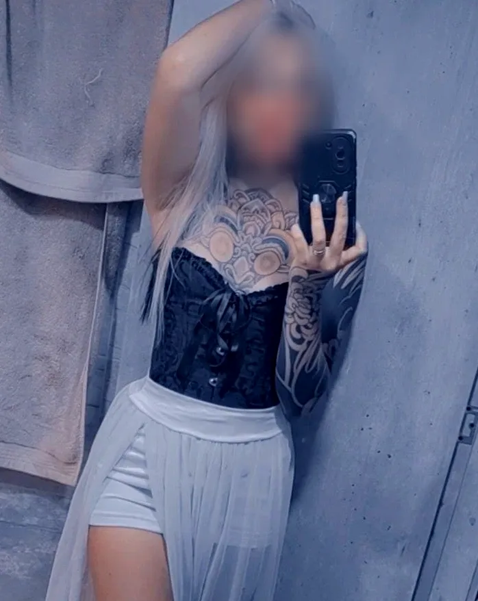 Manuela, 24
