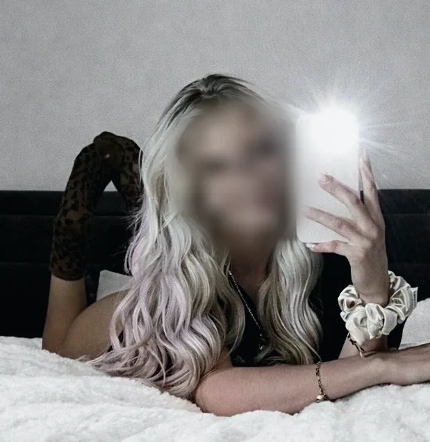 Neele, 25